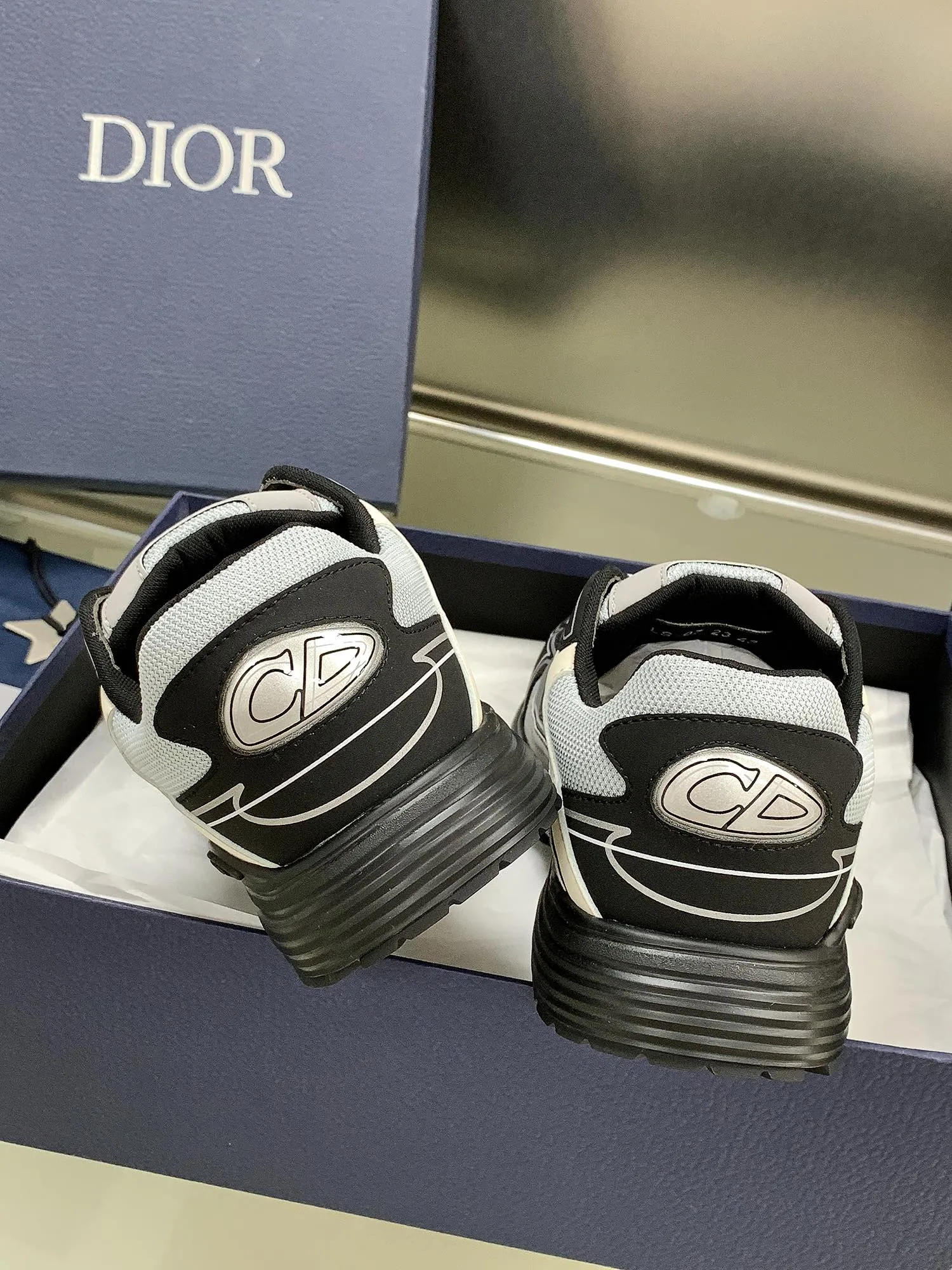 👟👟Ex-factory price 660👟👟 Newly upgraded Dior B30 series dad sneakers. New B30 sneakers. Dad Shoes style shoes that follow the trend of the retro market. The Dior logo on the tongue also indicates that this pair of shoes is the B30 model! B30 uses fine-textured leather and mesh cloth materials to form a shoe body. There are conspicuous letters CD on both sides of the shoe body to indicate identity. Many lines on the shoe body outline details to make the shoes look less monotonous and full of retro flavor. The delivery counter is exquisitely packaged🛍📦 ▪️Fabric: Original customized technical fabric + mesh ▪️Inner lining: Customized breathable lining ▪️Outsole: IP+TPU outsole ▪️Sole thickness: 3.5CM ▪️Size: Women’s size 35-40 / Men’s size 39-45